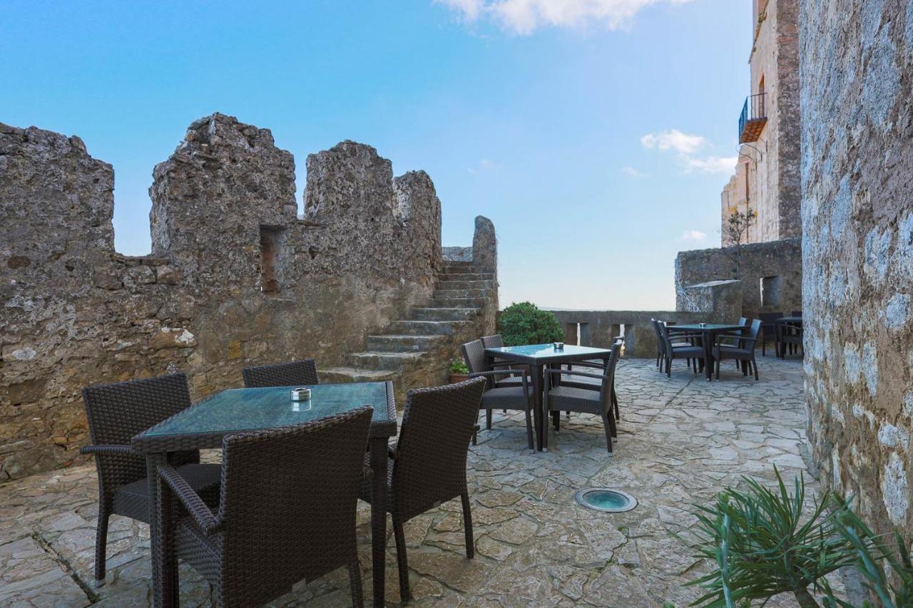 Hotel Tugasa Castillo De Castellar Castellar de la Frontera Exteriör bild